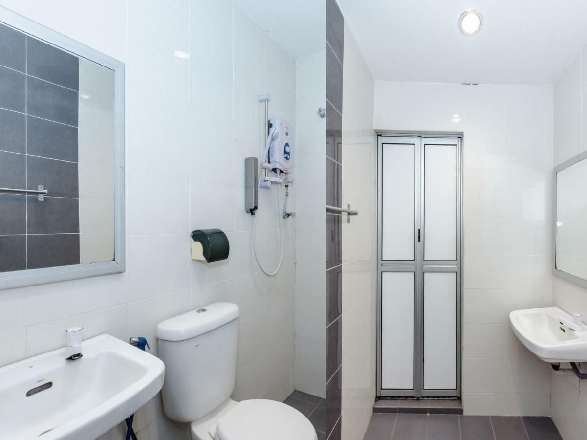 Oyo 1090 Hollitel Hotel Melaka Kültér fotó